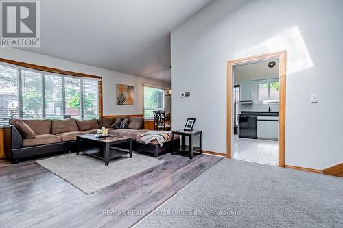 8362 Parkway Drive, Niagara Falls, ON - Indoor Photo Showing Living Room