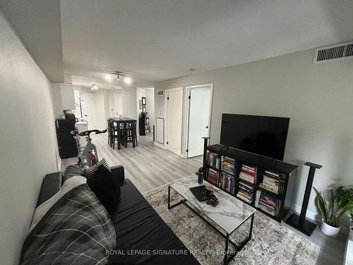 206-111 Elizabeth St, Toronto, ON - Indoor Photo Showing Living Room