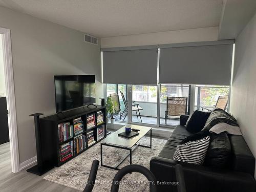 206-111 Elizabeth St, Toronto, ON - Indoor Photo Showing Living Room