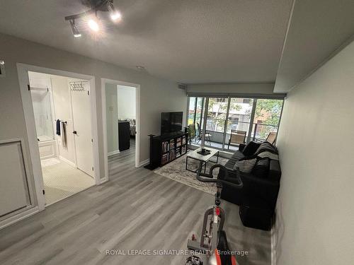 206-111 Elizabeth St, Toronto, ON - Indoor Photo Showing Living Room