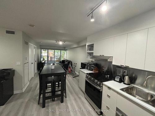 206-111 Elizabeth St, Toronto, ON - Indoor Photo Showing Kitchen