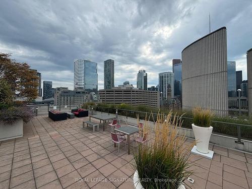 206-111 Elizabeth St, Toronto, ON - Outdoor