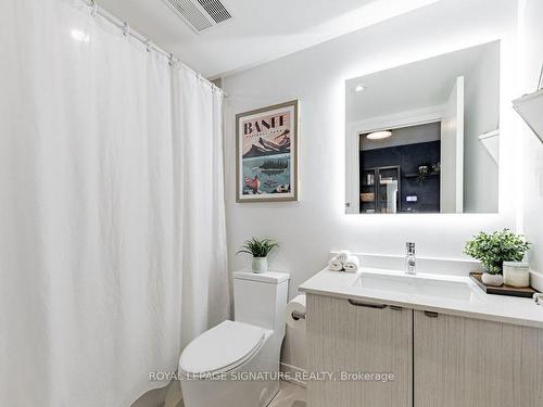 502-1401 O'Connor Dr, Toronto, ON - Indoor Photo Showing Bathroom