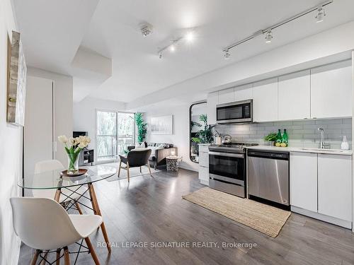 502-1401 O'Connor Dr, Toronto, ON - Indoor Photo Showing Kitchen