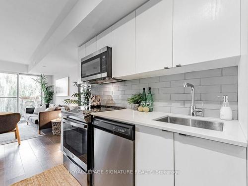 502-1401 O'Connor Dr, Toronto, ON - Indoor Photo Showing Kitchen With Upgraded Kitchen