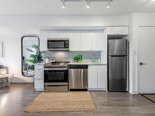 502-1401 O'Connor Dr, Toronto, ON - Indoor Photo Showing Kitchen