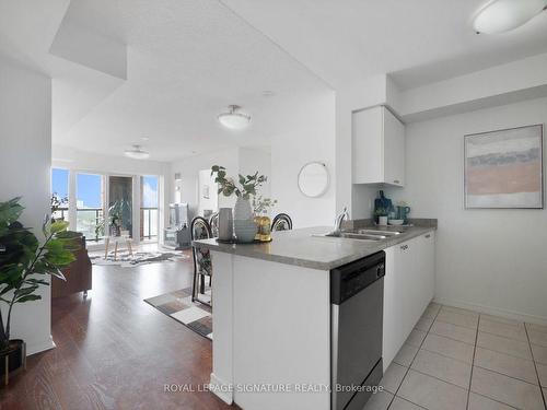 842-60 Heintzman St, Toronto, ON - Indoor Photo Showing Kitchen