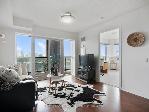 842-60 Heintzman St, Toronto, ON - Indoor Photo Showing Living Room