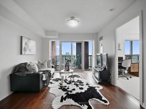 842-60 Heintzman St, Toronto, ON - Indoor Photo Showing Living Room