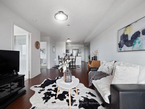 842-60 Heintzman St, Toronto, ON - Indoor Photo Showing Living Room