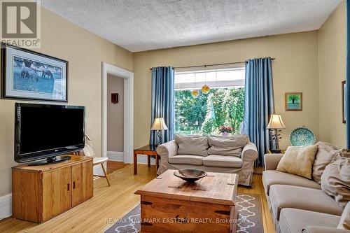 362 Concession Road 11 W, Trent Hills (Hastings), ON - Indoor Photo Showing Living Room