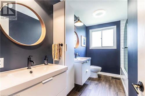 Main bathroom - 1026 St Matthews Avenue, Burlington, ON - Indoor Photo Showing Bathroom