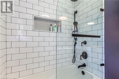 Main bathroom - 1026 St Matthews Avenue, Burlington, ON - Indoor Photo Showing Bathroom