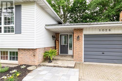 Covered front porch entrance - 1026 St Matthews Avenue, Burlington, ON - Outdoor