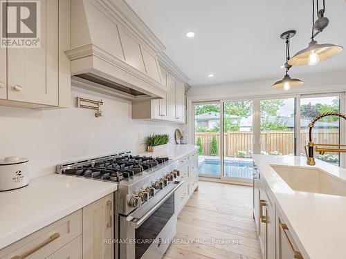 2212 Urwin Crescent, Oakville, ON - Indoor Photo Showing Kitchen With Upgraded Kitchen