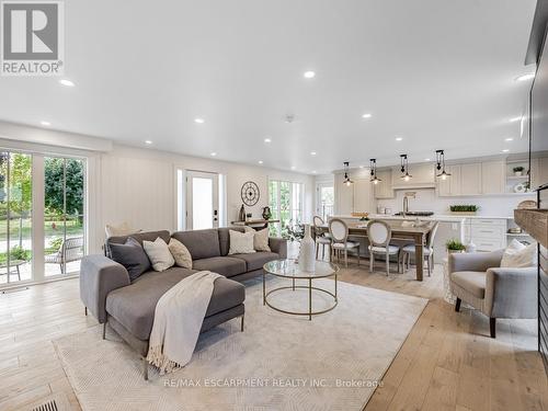 2212 Urwin Crescent, Oakville, ON - Indoor Photo Showing Living Room