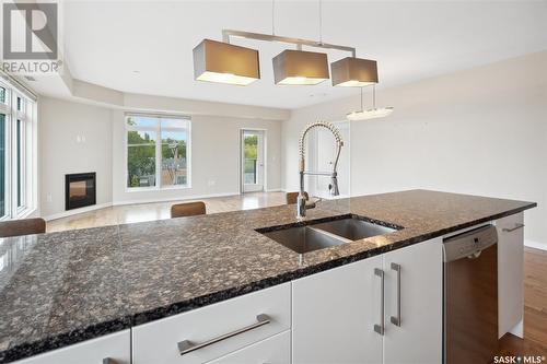 405 922 Broadway Avenue, Saskatoon, SK - Indoor Photo Showing Kitchen With Double Sink