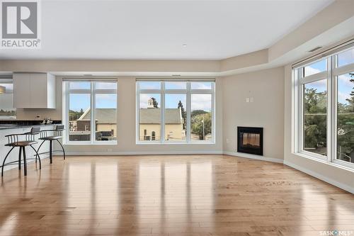 405 922 Broadway Avenue, Saskatoon, SK - Indoor Photo Showing Living Room With Fireplace