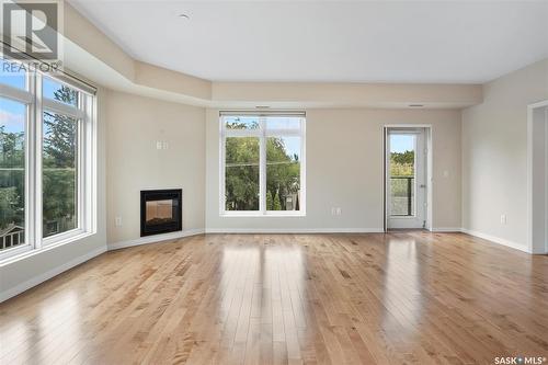 405 922 Broadway Avenue, Saskatoon, SK - Indoor Photo Showing Living Room With Fireplace