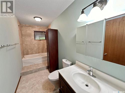 105 Macdonald Place, Swift Current, SK - Indoor Photo Showing Bathroom