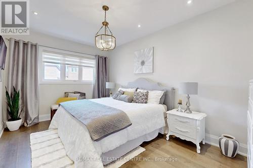 92 Holt Drive, New Tecumseth, ON - Indoor Photo Showing Bedroom