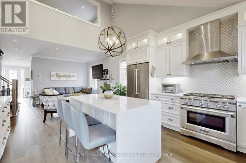 92 Holt Drive, New Tecumseth, ON - Indoor Photo Showing Kitchen With Upgraded Kitchen