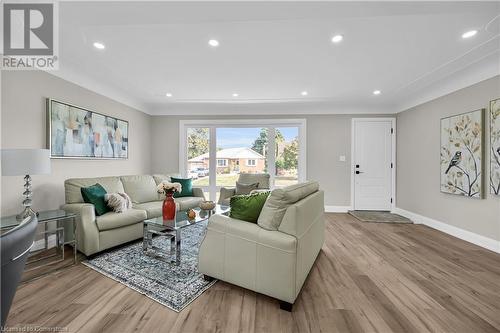 4 James Avenue, Stoney Creek, ON - Indoor Photo Showing Living Room