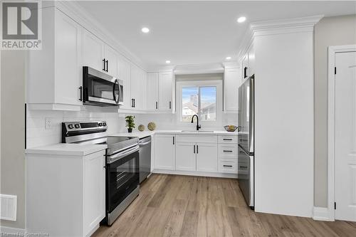 4 James Avenue, Stoney Creek, ON - Indoor Photo Showing Kitchen With Upgraded Kitchen