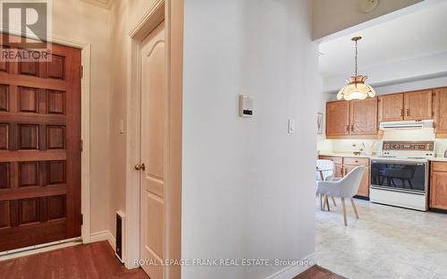 10 - 110 Mary Street W, Whitby (Downtown Whitby), ON - Indoor Photo Showing Kitchen