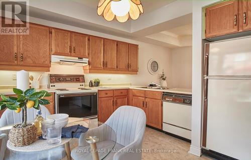 10 - 110 Mary Street W, Whitby (Downtown Whitby), ON - Indoor Photo Showing Kitchen