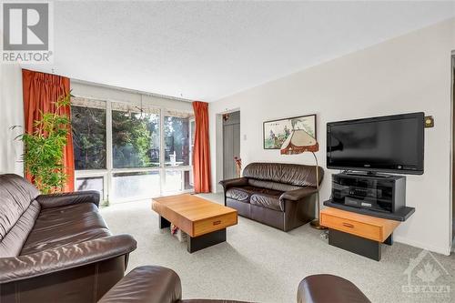 7 Bowhill Avenue, Ottawa, ON - Indoor Photo Showing Living Room