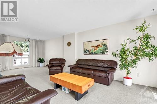 7 Bowhill Avenue, Ottawa, ON - Indoor Photo Showing Living Room