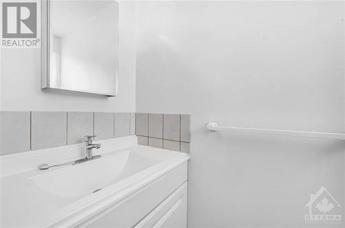 7 Bowhill Avenue, Ottawa, ON - Indoor Photo Showing Bathroom