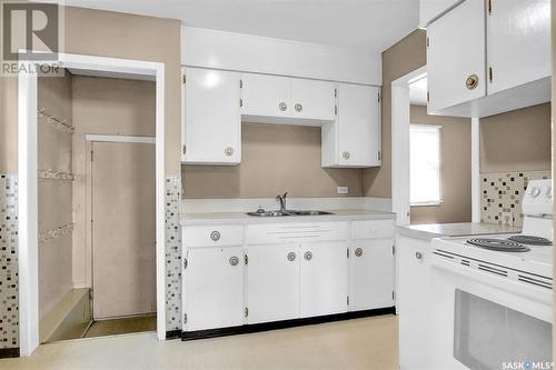 360 Smith Street, Regina, SK - Indoor Photo Showing Kitchen With Double Sink