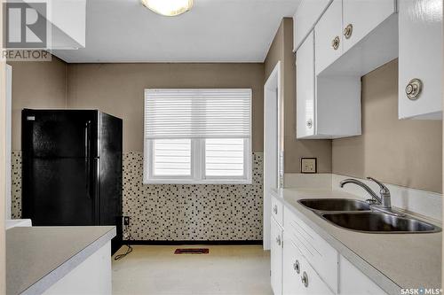 360 Smith Street, Regina, SK - Indoor Photo Showing Kitchen With Double Sink