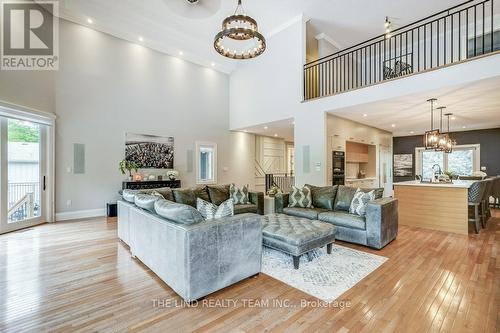 2749 13Th Line, Bradford West Gwillimbury, ON - Indoor Photo Showing Living Room