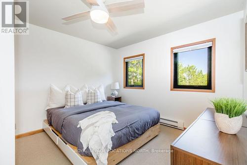 136 Hamlet Road, Blue Mountains, ON - Indoor Photo Showing Bedroom