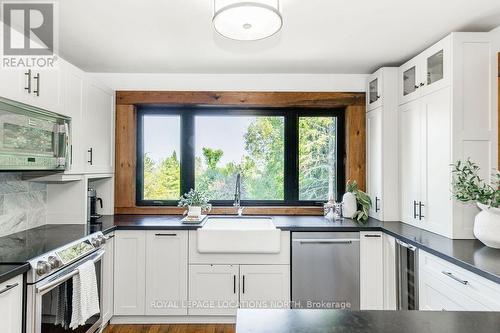 136 Hamlet Road, Blue Mountains, ON - Indoor Photo Showing Kitchen With Upgraded Kitchen