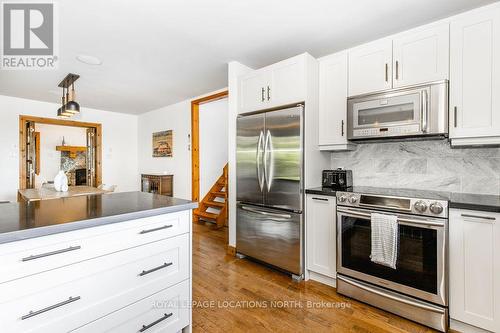 136 Hamlet Road, Blue Mountains, ON - Indoor Photo Showing Kitchen With Upgraded Kitchen