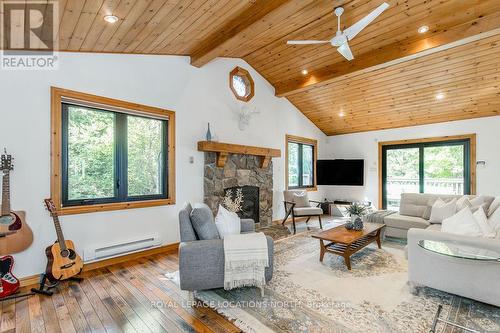 136 Hamlet Road, Blue Mountains, ON - Indoor Photo Showing Living Room With Fireplace