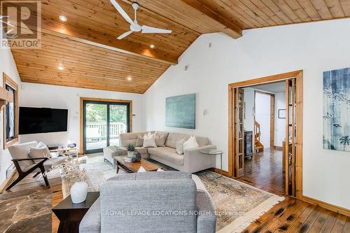 136 Hamlet Road, Blue Mountains, ON - Indoor Photo Showing Living Room