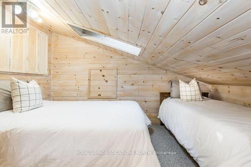 136 Hamlet Road, Blue Mountains, ON - Indoor Photo Showing Bedroom