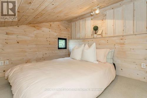 136 Hamlet Road, Blue Mountains, ON - Indoor Photo Showing Bedroom