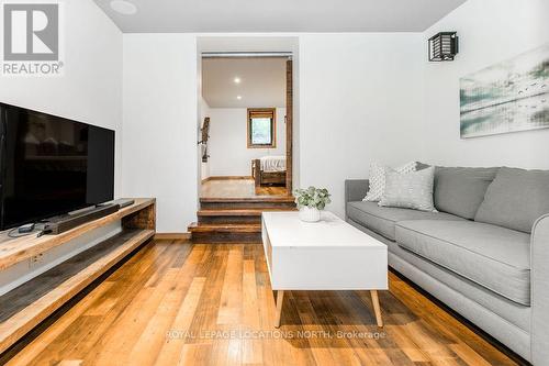 136 Hamlet Road, Blue Mountains, ON - Indoor Photo Showing Living Room