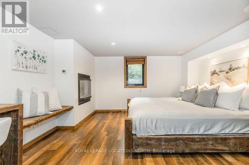 136 Hamlet Road, Blue Mountains, ON - Indoor Photo Showing Bedroom