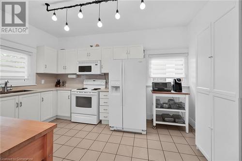 54 Barnesdale Avenue S, Hamilton, ON - Indoor Photo Showing Kitchen