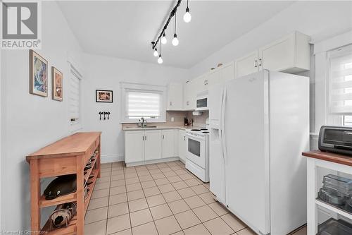 54 Barnesdale Avenue S, Hamilton, ON - Indoor Photo Showing Kitchen