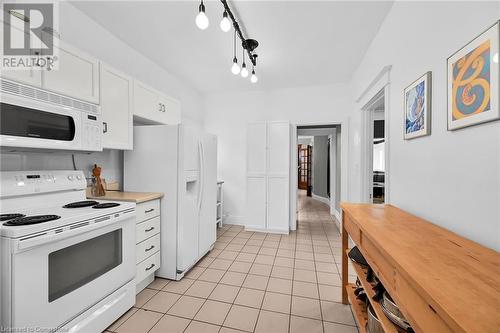 54 Barnesdale Avenue S, Hamilton, ON - Indoor Photo Showing Kitchen