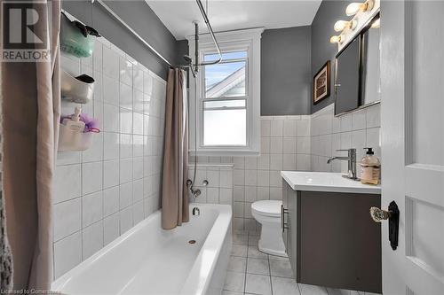 54 Barnesdale Avenue S, Hamilton, ON - Indoor Photo Showing Bathroom