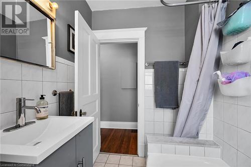 54 Barnesdale Avenue S, Hamilton, ON - Indoor Photo Showing Bathroom